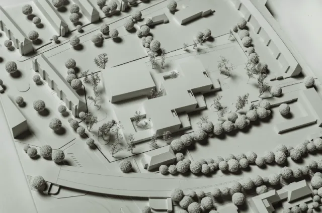 Modellfoto des Entwurfs für die Schule an der Jungfernheide von <abbr>AFF</abbr> Architekten und <abbr>POLA</abbr> Landschaftsarchitekten GmbH (3. Preis) – Foto: Thomas Rosenthal