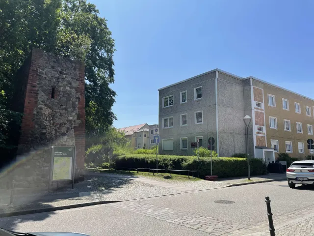 02_Stadtmauer und Plattenbau