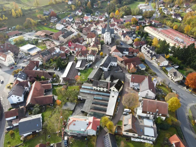 Luftaufnahme – Der Ortskern mit dem Marktplatz und dem Von-Steinrück-Platz