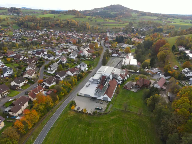 Luftaufnahme – Die Straße Am Forsthaus ist der östliche Eingang in den Kernort