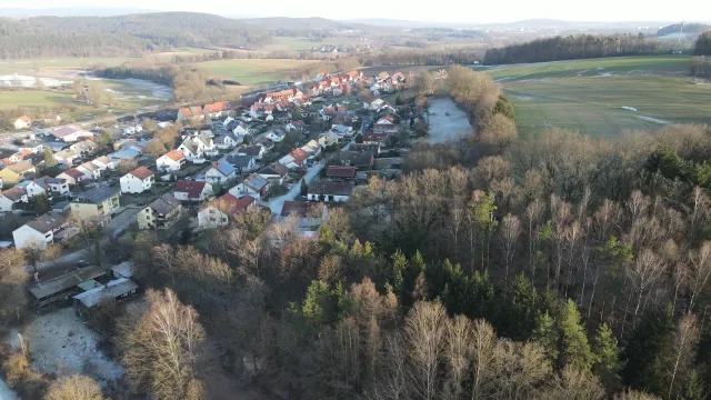 Die Gemeinde liegt umringt von Wäldern