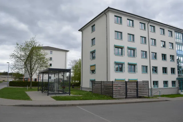 Aufenthaltsbereiche und Mülleinhausungen