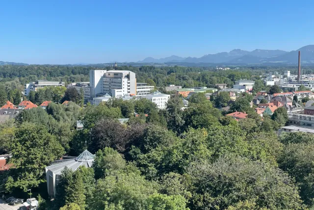 RoMed Klinikum mit Alpenkette
