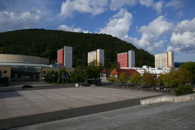 Platz der deutschen Einheit mit Blick auf den Domberg