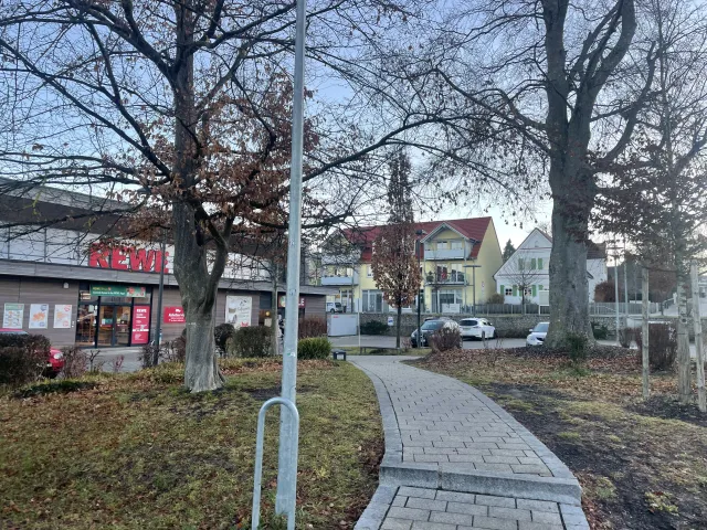 In der Ortsmitte wird eingekauft.