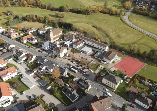 Blick auf Rathaus und Jugendheim