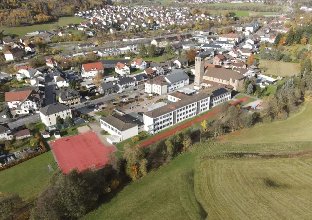 Blick auf die Schule und Herz-Jesu-Kirche