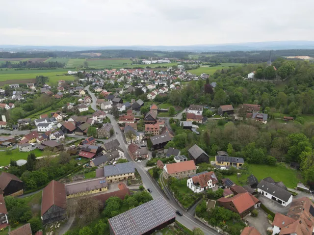 01_Der Ortskern von Gesees mit der Kirchenburg St. Marien