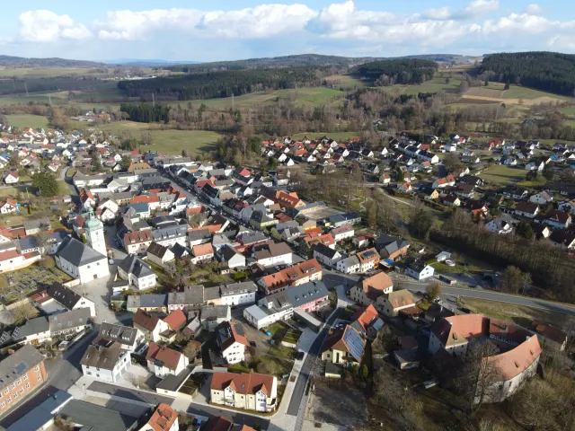 Die Stadt Waldershof liegt mit ihrem Ortskern eingebettet in die Landschaft