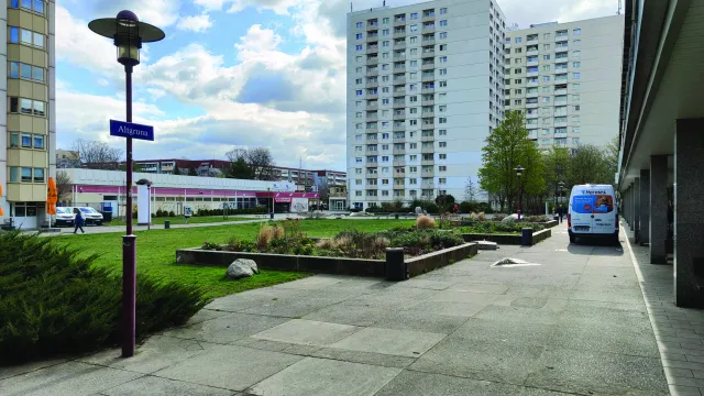 Blick über den zentralen Steinplatz von Altgruna